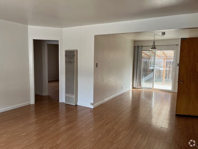 Building Photo - 527 Tyrella Ave