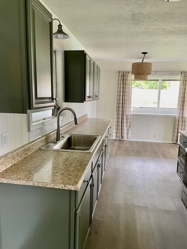 Gabinetes recién pintados - 64-5230 Nani Waimea St