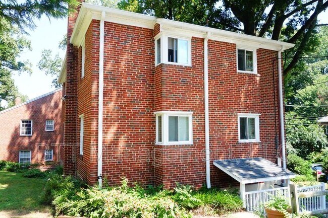 Building Photo - 8400 Greenwood Ave