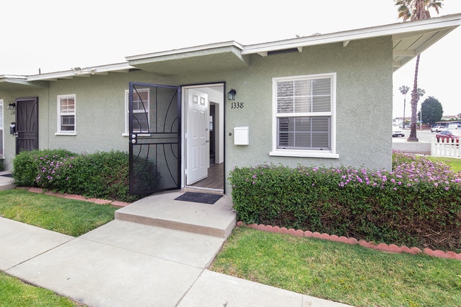Building Photo - OPEN HOUSE: 10/25 1:30-2:30PM ~ 1BR Cottag...