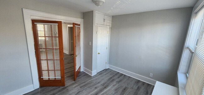 Building Photo - NEW Kitchen! Walk to Restaurants/NYC Train/, Heat/HW, Pre-War Charm