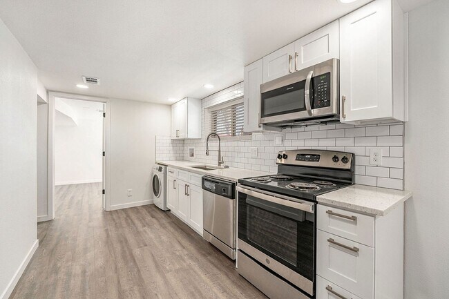 Building Photo - 2 Bedroom 2 Bathroom Lower Unit in Wheat Ridge