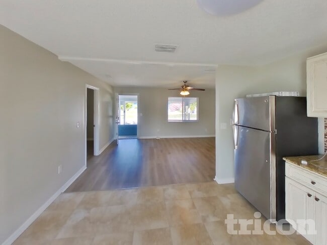 Building Photo - 7812 Tiburon Dr