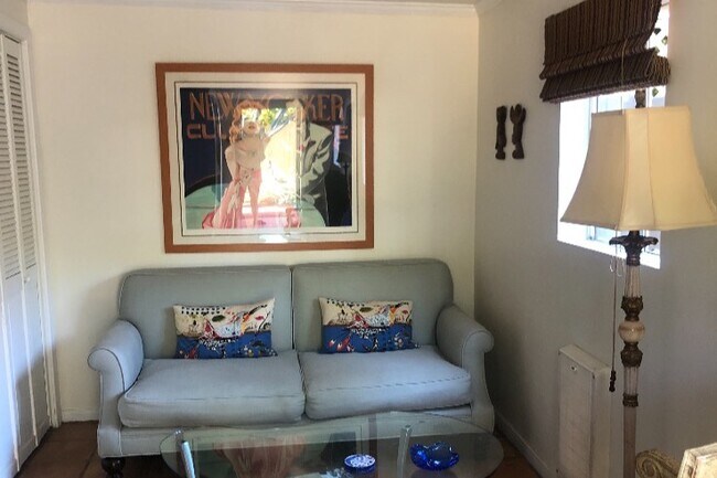 Nuevo sofá en la sala de estar - 4721 Cartwright Ave