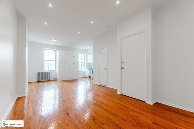Building Photo - Greenwood: Renovated Top-Floor 1-Bedroom with Den, Dishwasher, and Laundry