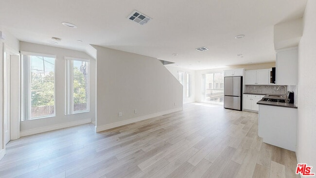 Building Photo - 953 N Mariposa Ave