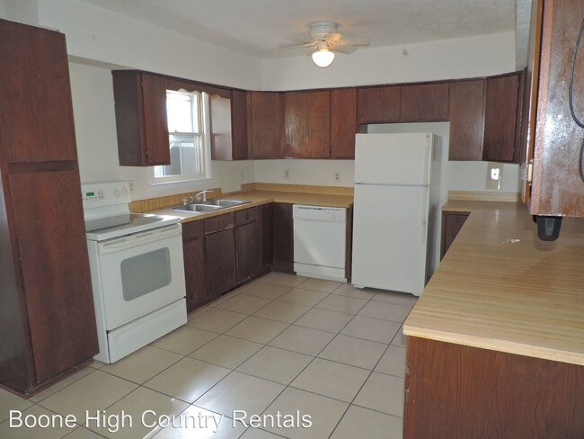 Foto del edificio - 211 Saddle Hills Rd