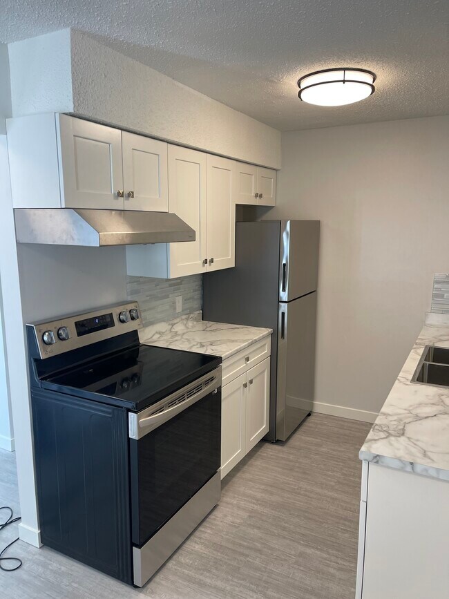 1634 Crescent View Dr Unit 2, Nanaimo, BC V9S 2N4 Apartments 1634