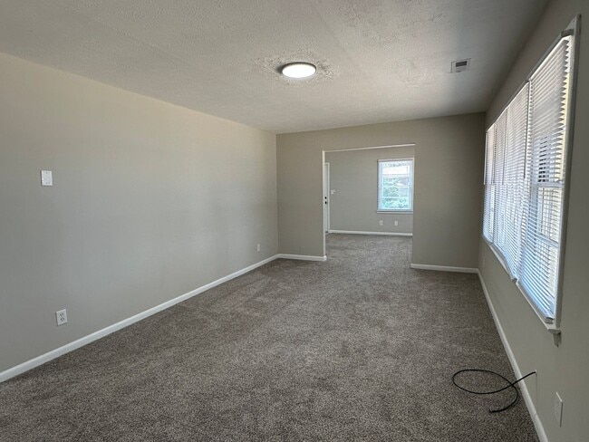Building Photo - 3 Bedroom, 1 Bath Updated Home so very close to Ft Bragg!!