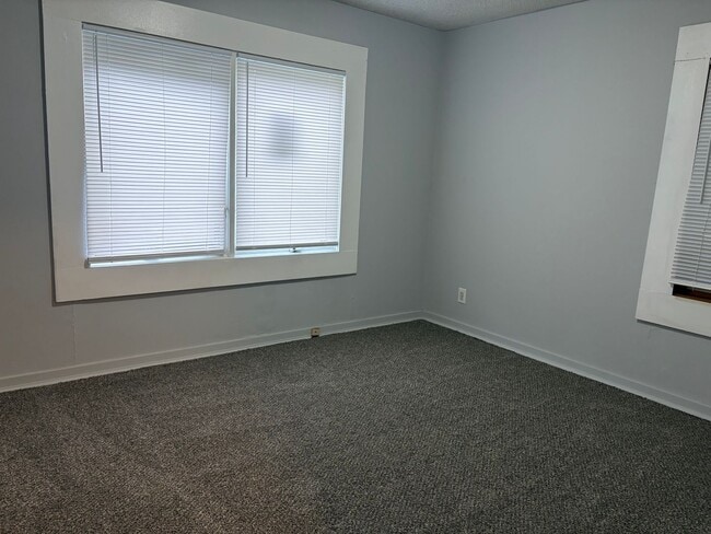 Building Photo - Beautiful 2 Bedroom 1 Bath + Large Garage/...