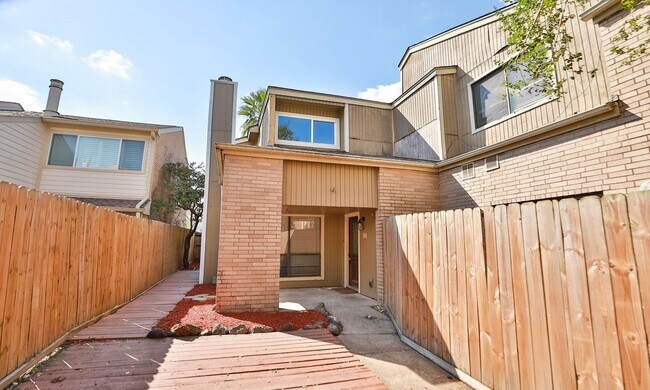 Foto del edificio - 2-bedroom, 2.5-bathroom condo is located i...