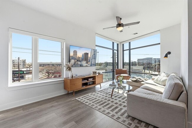 Building Photo - 2220 Webberville Rd