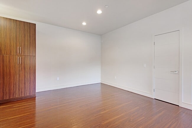 Building Photo - Beautiful 2 Bed, 2 Bath Luxury Apartment in Prime Thousand Oaks Location!