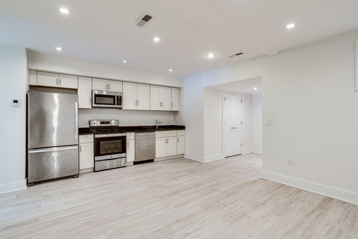 Photo - 727 Quebec Pl