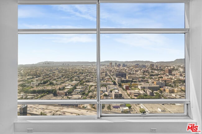 Building Photo - 900 W Olympic Blvd