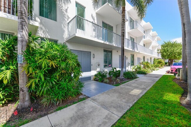 Foto del edificio - Van Buren Street, Hollywood, FL 33020 - 3 BR 3.5 BA condo