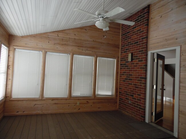 Building Photo - 3 bedroom home with Two car Garage and sun...