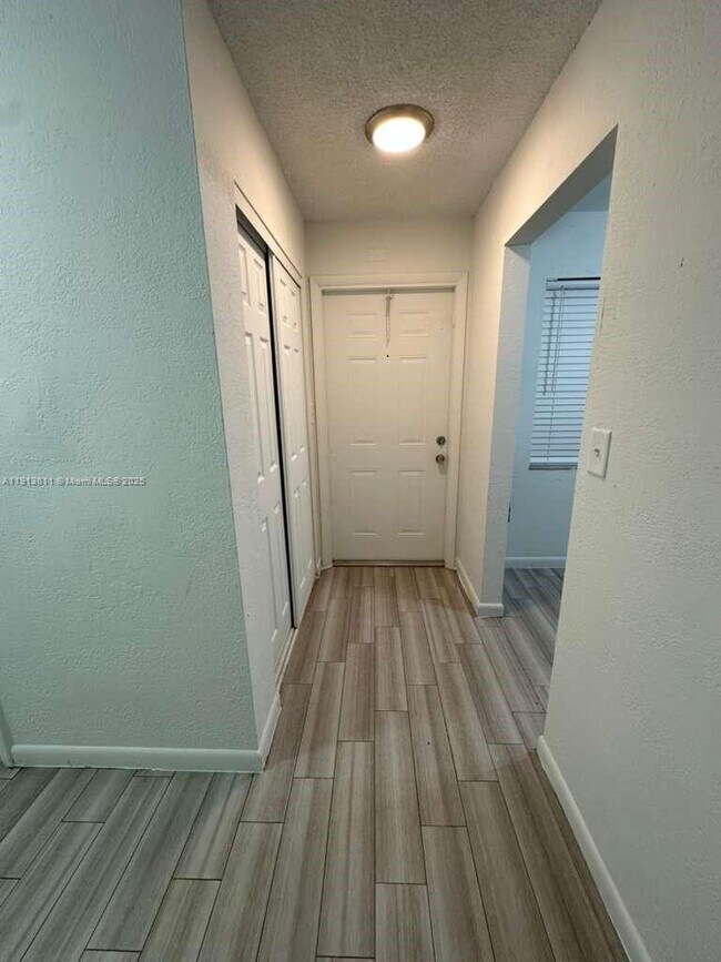 Foto del edificio - 505 NW 177th St