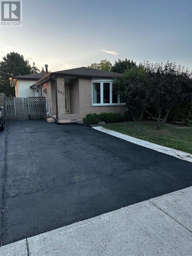 Photo du bâtiment - 597 Upper Paradise Rd