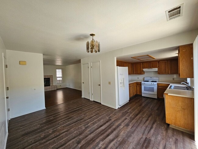 Building Photo - 2356-2356 Bushnell St