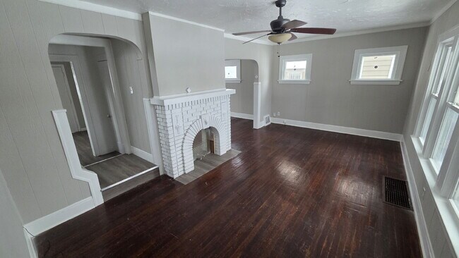 Foto del edificio - 4 Bedroom 2 Bath - Split Level Single Family Home!