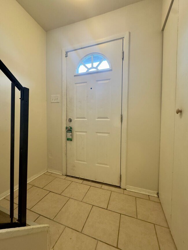 Building Photo - 1830 Eloise Ln
