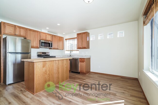 Foto del edificio - Bright 2-Bedroom with Garage, Storage, and...