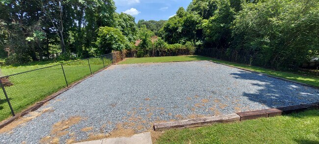 Zona de aparcamiento cerrada - 1841 Kentucky Ave