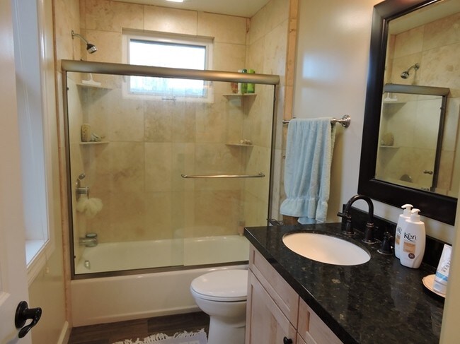 Building Photo - 608 C St