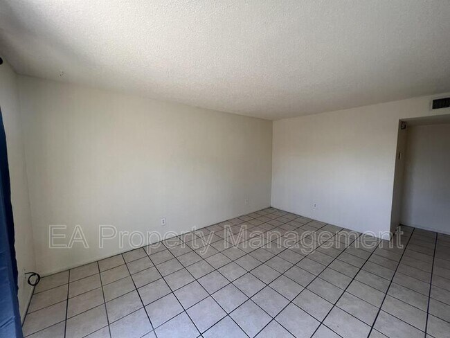 Building Photo - 545 Palomas Dr SE