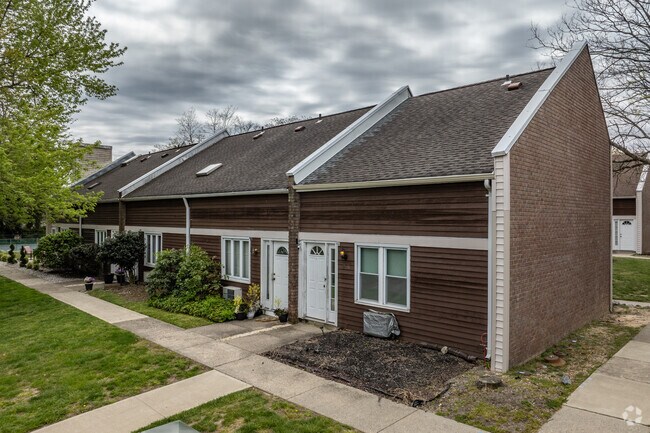 Building Photo - Hickory Leas Condominium