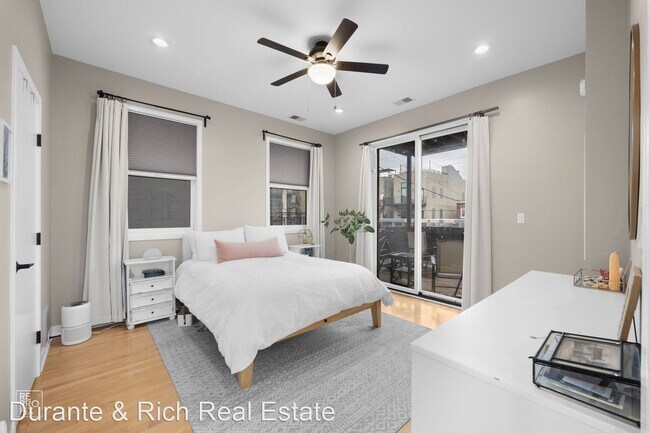 Building Photo - 2 br, 2 bath House - 1022 N. Marshfield Av...