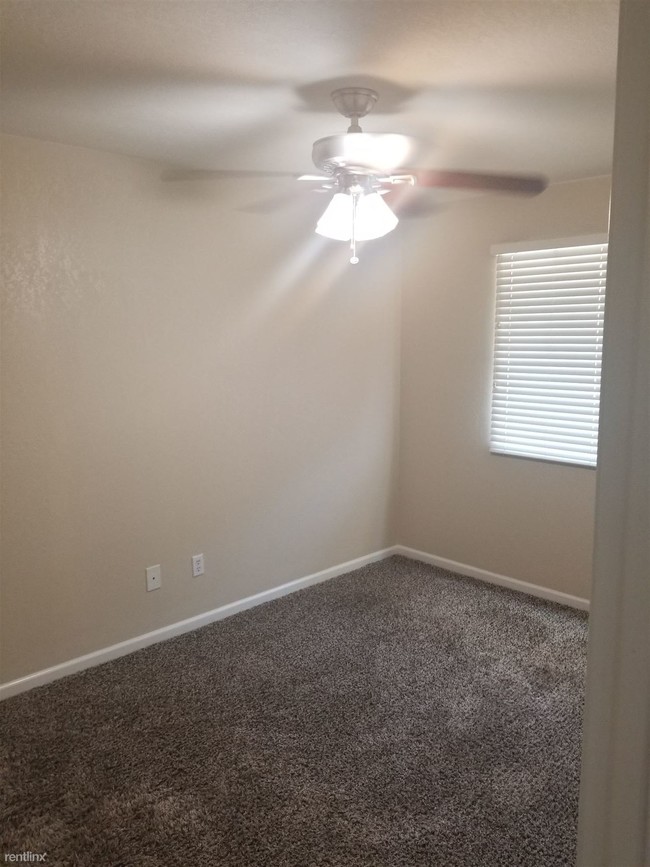 Building Photo - 3 br, 1.5 bath Townhome - 1610 W Village Way