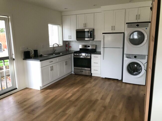 Foto del edificio - 6207 Goodland Ave