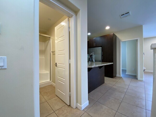 Foto del edificio - 3bedroom 3 bath home in the Solaire Commun...
