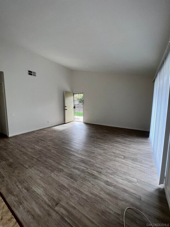Building Photo - 390 Roundtree Glen