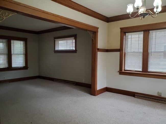 Building Photo - Immaculate 4 Bedroom Single Family with Central AC and Detached Garage, parking lane, and Large B...