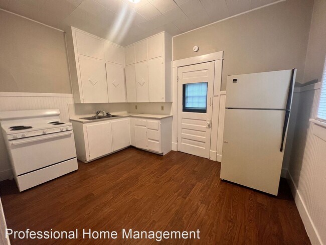 Building Photo - 2 br, 1 bath House - 214 W 9th St