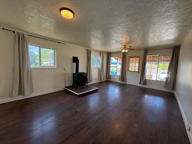 Foto del edificio - CHECK OUT THIS LOVELY HOME IN PRINEVILLE!!