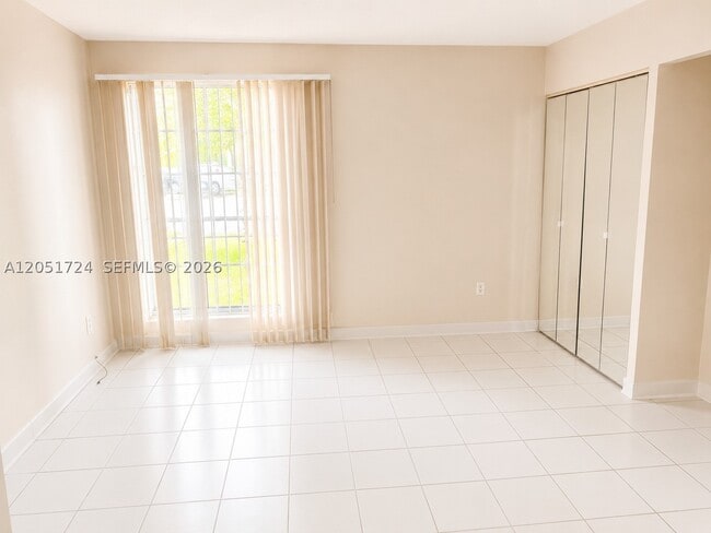 Building Photo - 10738 N Kendall Dr