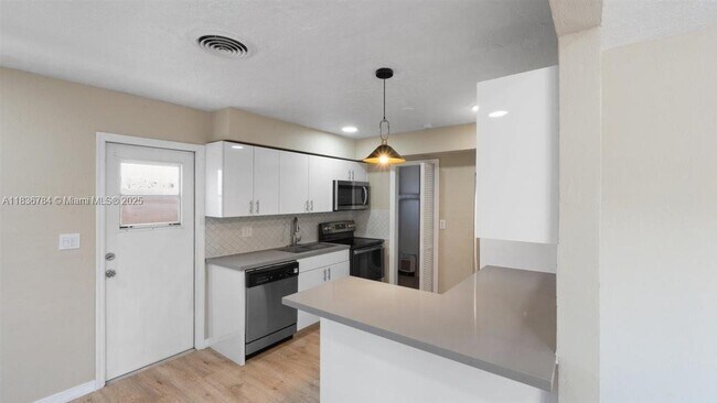 Foto del edificio - 7211 Shalimar St