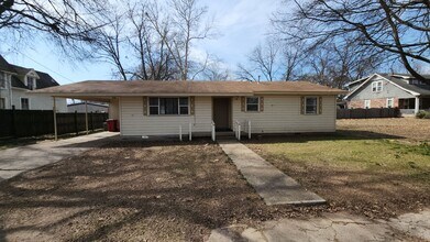 Building Photo - 605 N Front St