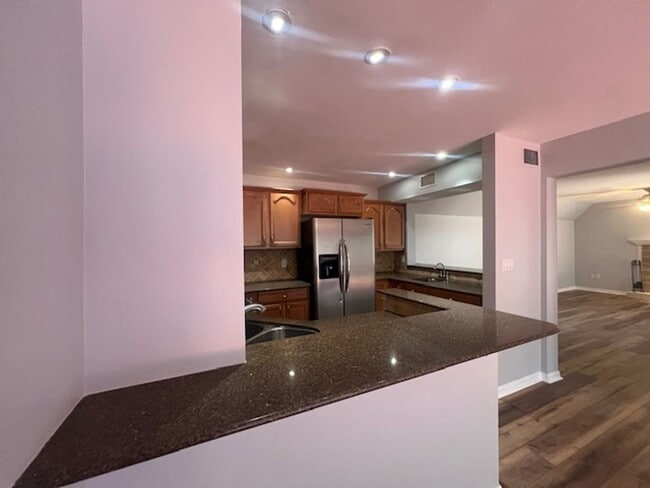 Building Photo - 2 Bedroom/2 Bathrrom Townhouse Close to Fo...