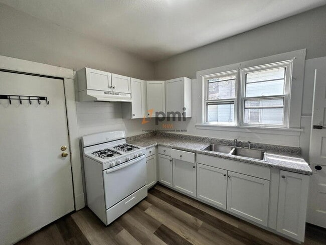 Building Photo - 906 2nd St