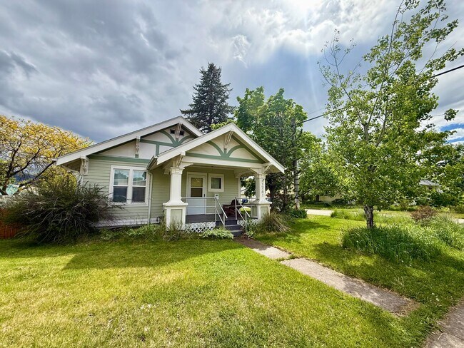 Foto del edificio - Stunning 3 Bed / 2 Bath Home on 10th Street!