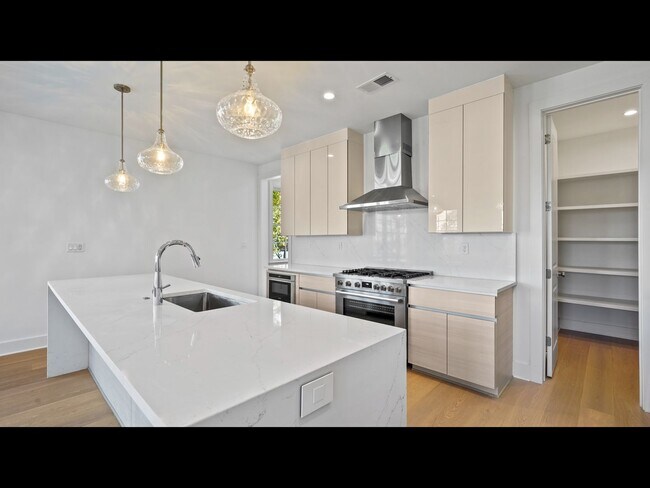 Foto del edificio - NEW CONSTRUCTION 4 bedroom home in Downtown Memphis