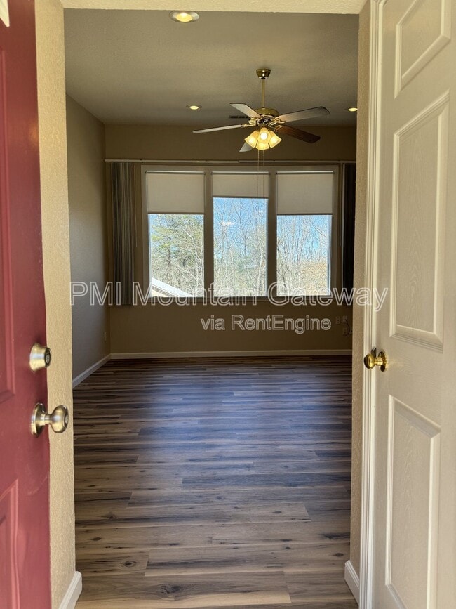 Building Photo - 131 Primrose Dr