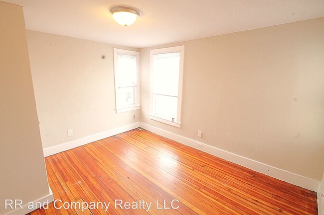 Building Photo - 207 Pine St
