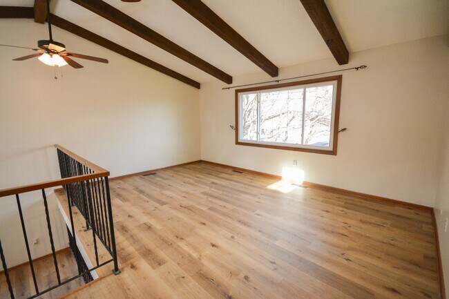 Building Photo - Newly Renovated 4 bed 2 bath available for...