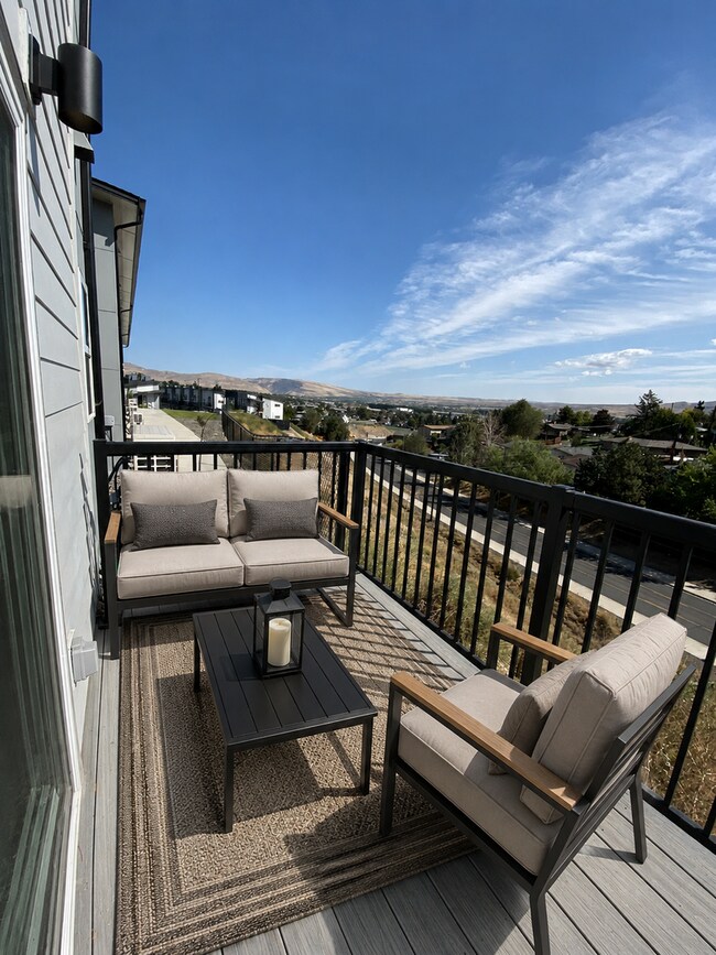 Foto del edificio - Pool Days, Pickleball Nights, and Plenty of Space!